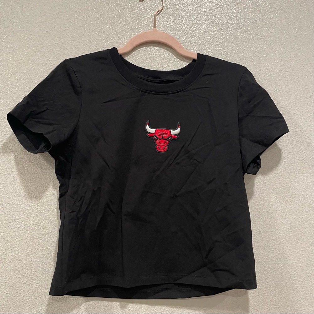 Urban Outfitters NBA Chicago Bulls Embroidered Baby Tee Women’s Size Medium